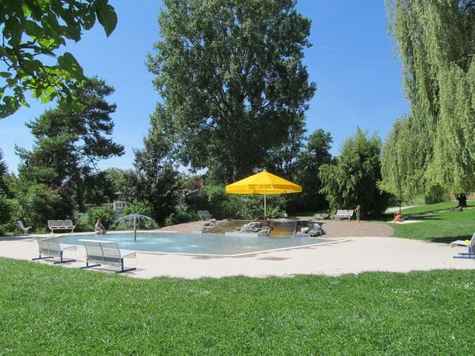 Kinderbereich mit Schwimmbecken und Sonnenschutz