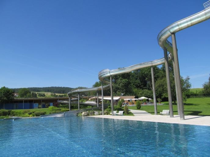 Riesenrutsche mit Wasserbecken