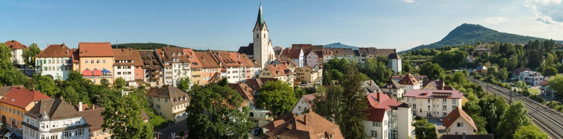 Blick über die Altstadt von Engen und im Hintergrund der Hegauberg Hohenhewen...rgurn