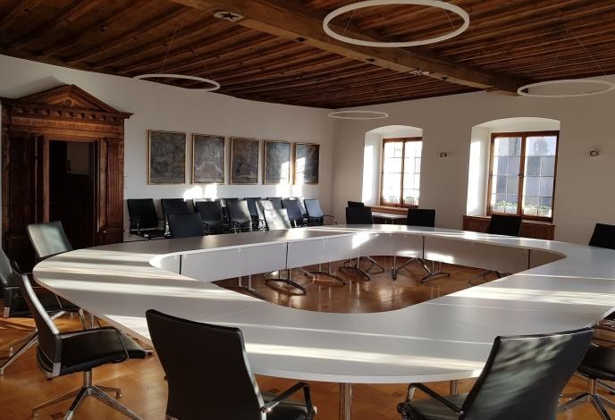 Historischer Gemeinderatssaal mit vielen Holzelementen