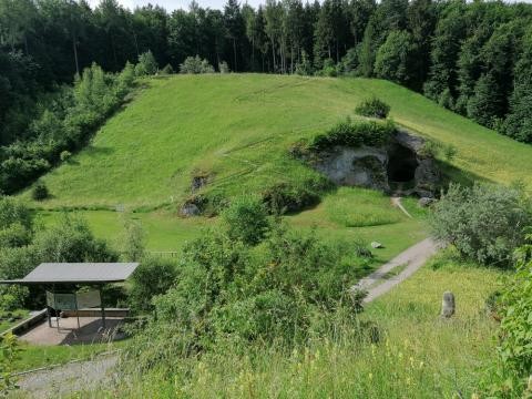 Ansicht des Eiszeitparks mit Infotafel und Petershöhle