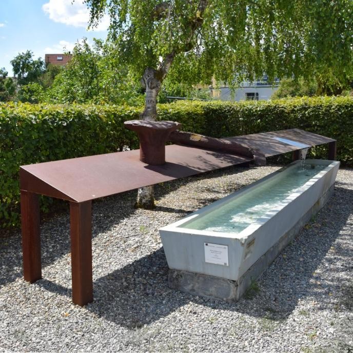 Überdimensionaler Schmiedetisch mit Amboss und einem langem Becken