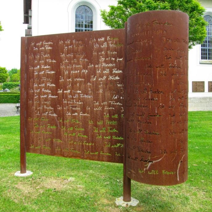 Stahlplatte wie eine Papierrolle geformt mit Schriftzug ICH WILL FRIEDEN