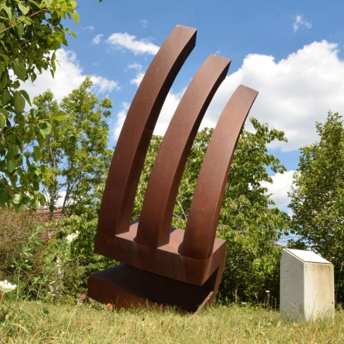 Großplastik, die den Endpunkt einer sich selbst beschleunigenden Entwicklung markiert