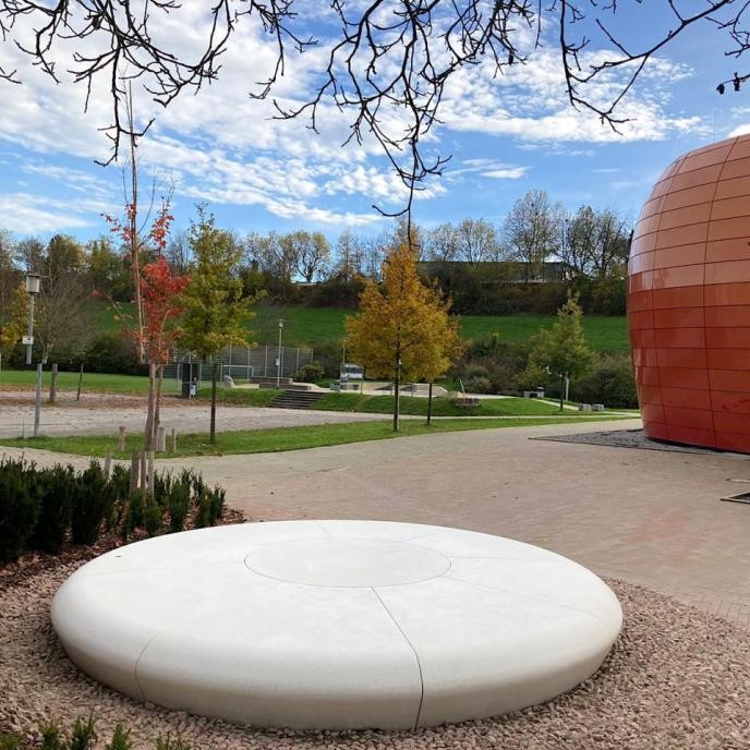 Spaciges Objekt vor der Stadthalle Engen