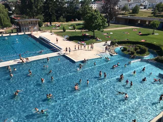 Luftbild des Nichtschwimmerbecken mit Strömungskanal